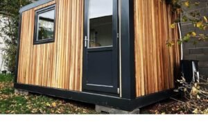 Module-container-amenage-en-bardage-bois-IPE-avec-grande-baie-vitree